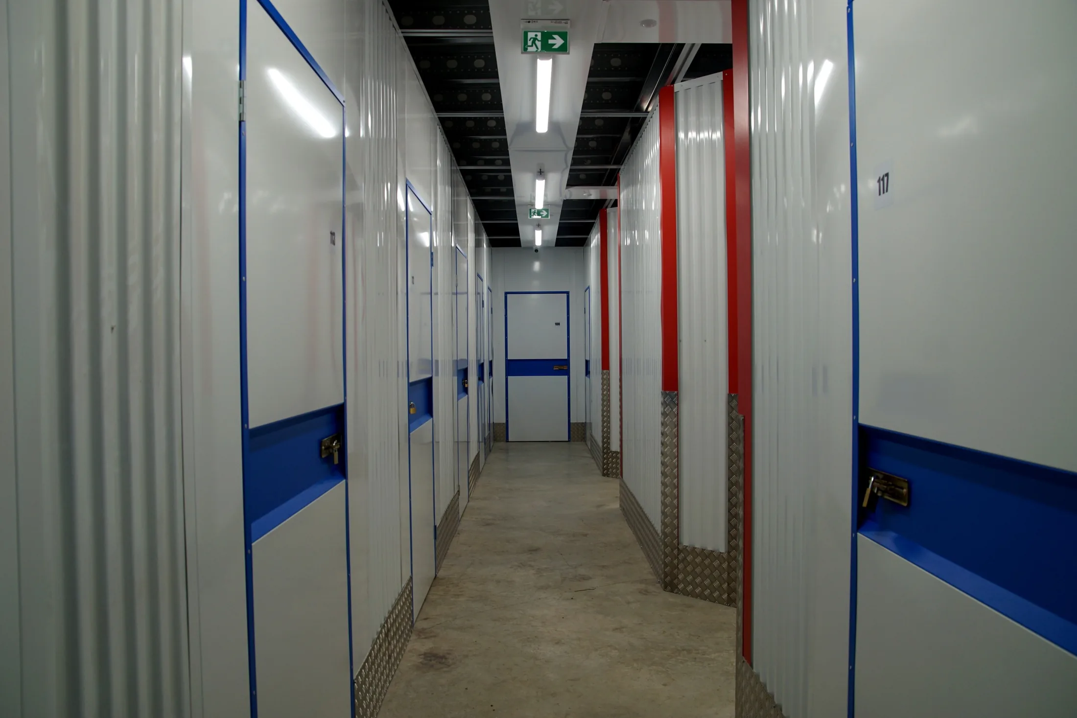 Couloir intérieur propre et éclairé de STOCKAGE 07