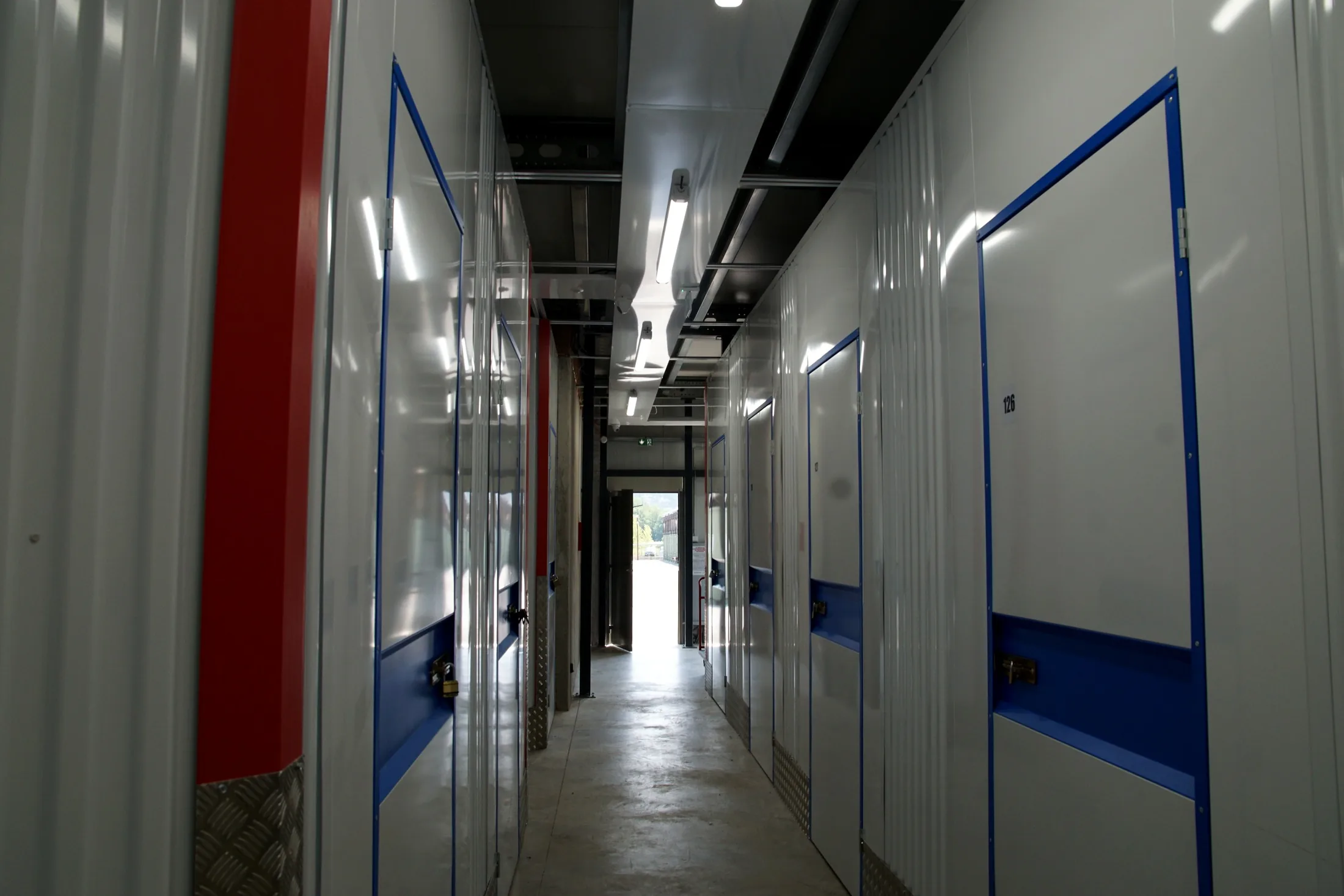 Couloir intérieur desservant les box de stockage à Aubenas