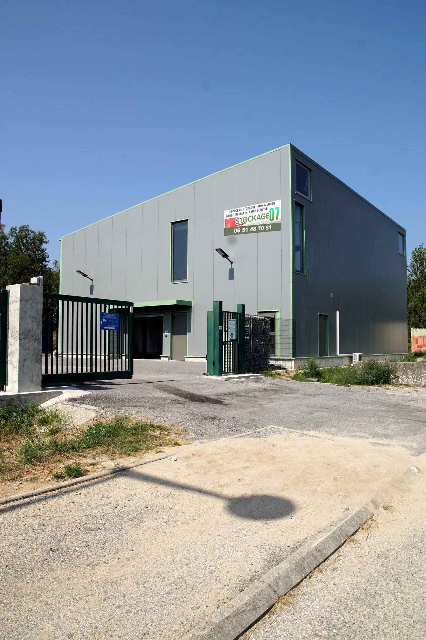 Entrée du centre STOCKAGE 07 depuis la voie d’accès
