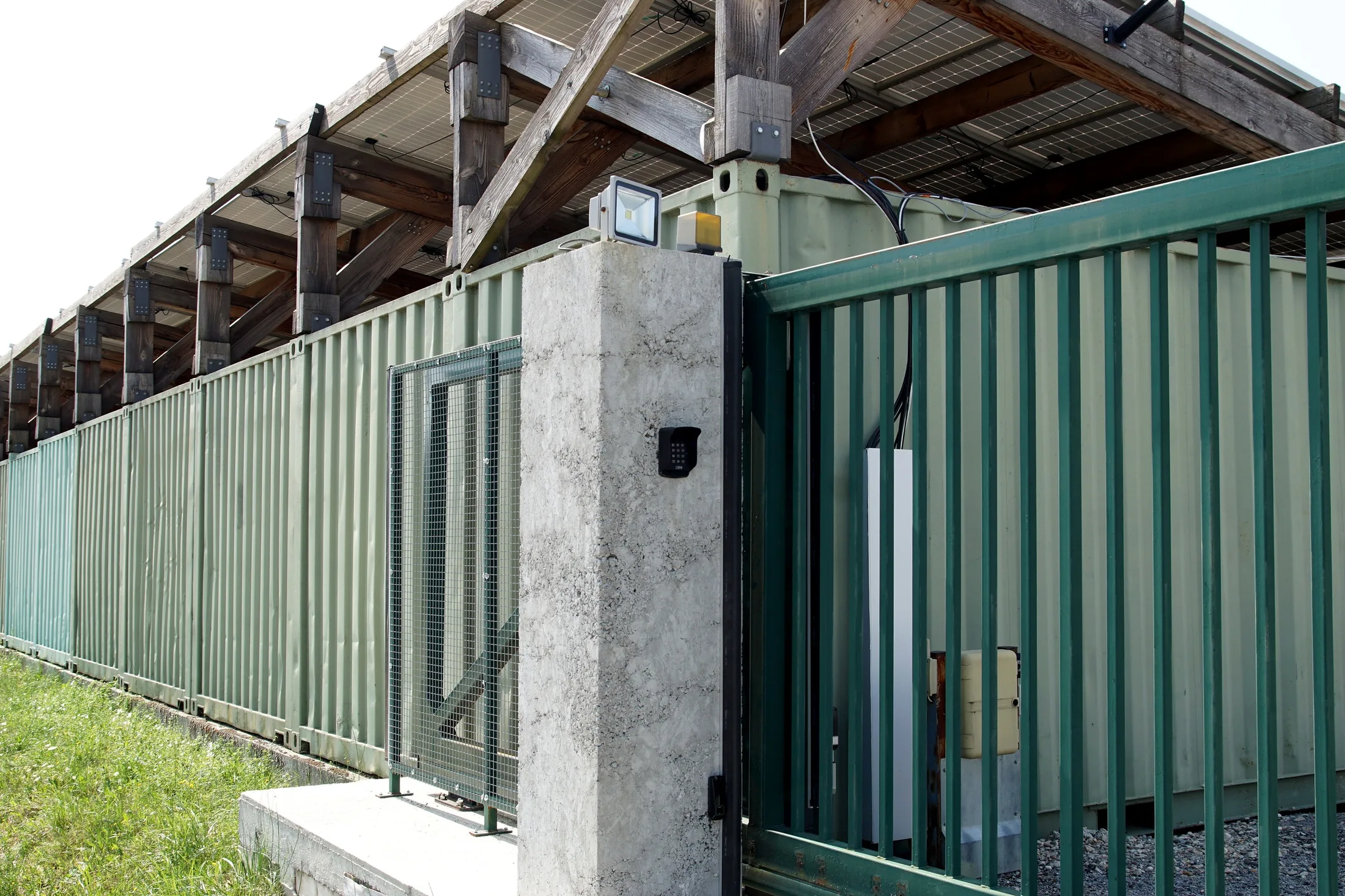 Portail et dispositif de sécurité extérieure de STOCKAGE 07